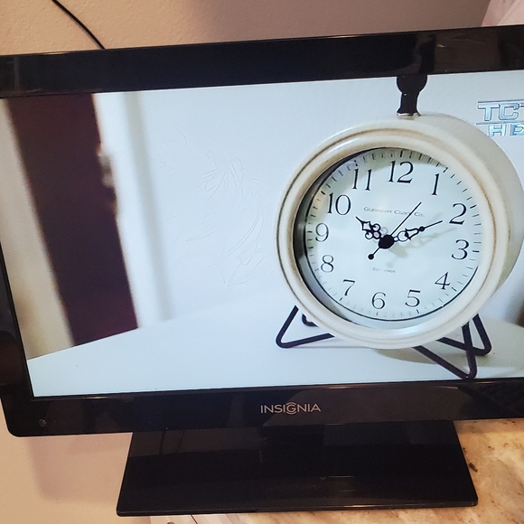 Insignia 19" LED TV NS-19E310A13 W/Remote - Picture 14 of 16